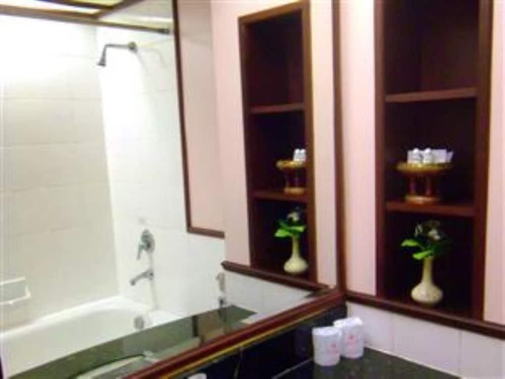 Mayflower Grande Hotel Phitszanulok Kültér fotó