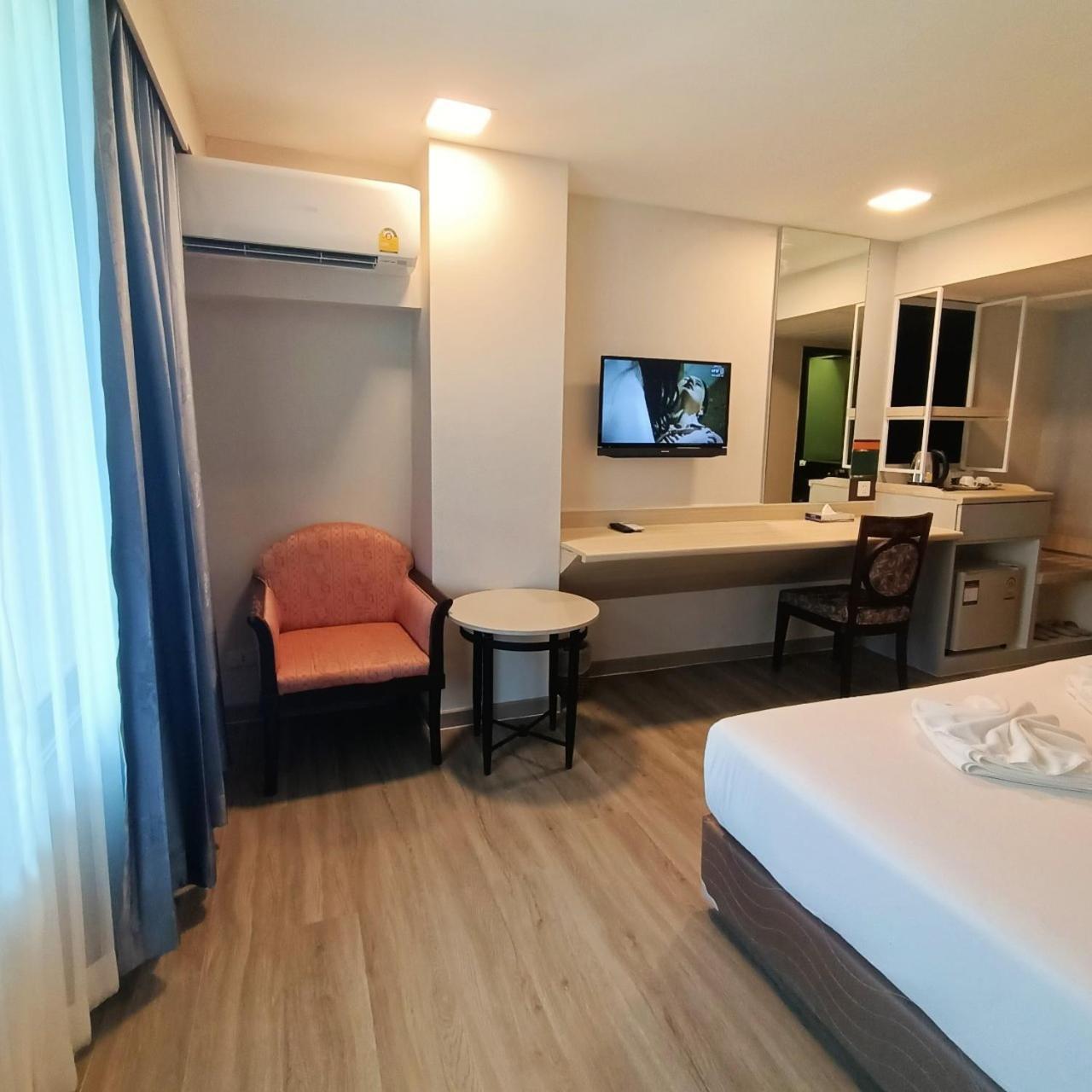 Mayflower Grande Hotel Phitszanulok Kültér fotó