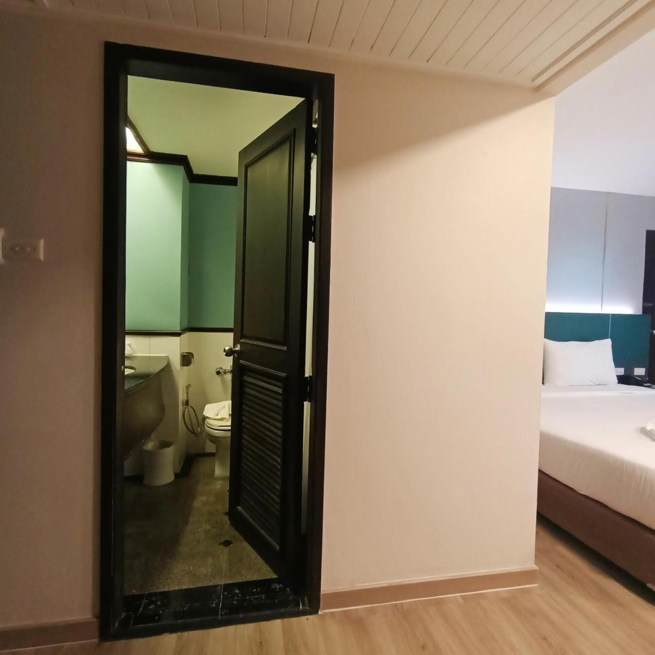 Mayflower Grande Hotel Phitszanulok Kültér fotó